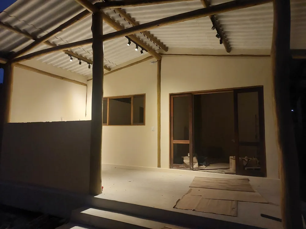 Obra em execução com estrutura de eucalipto