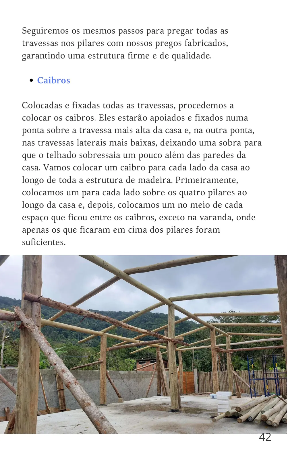 Travessas e caibros fixados na estrutura